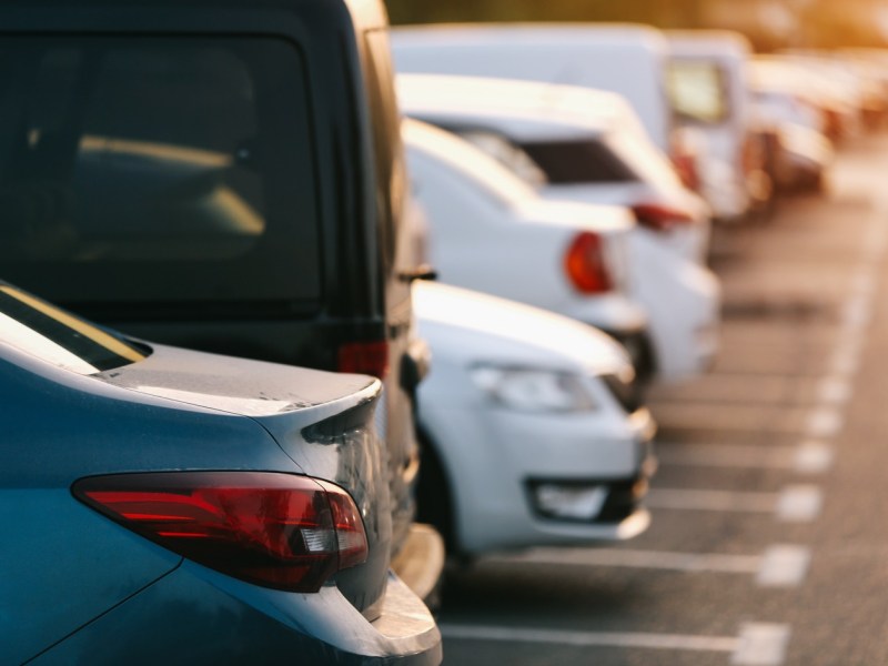 Autos auf einem Parkplatz in einer Reihe