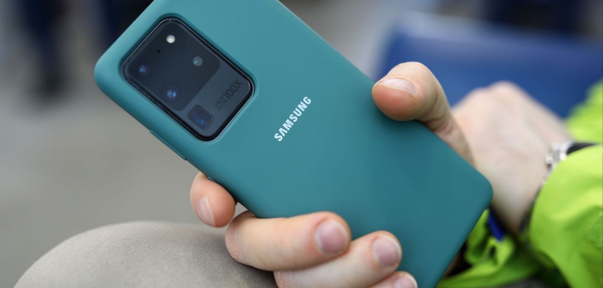 Person hält ein Samsung Galaxy S20 Ultra.