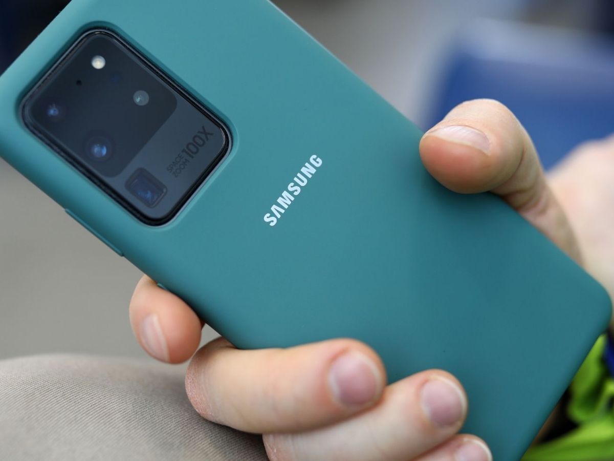 Person hält ein Samsung Galaxy S20 Ultra.