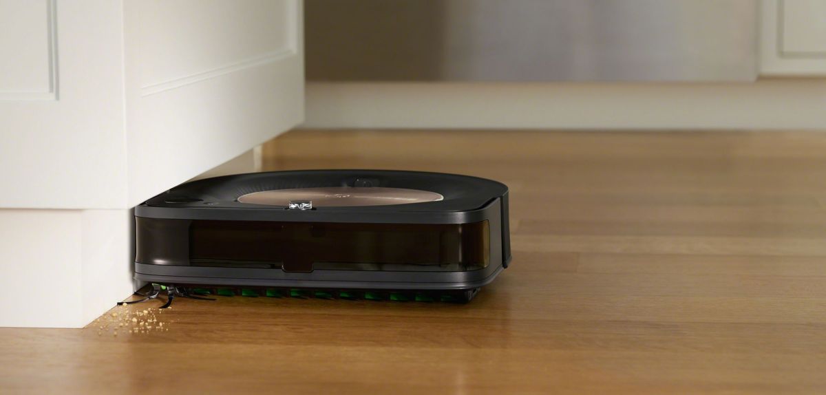 Der iRobot Roomba s9+ saugt den Boden an einer Wand entlang
