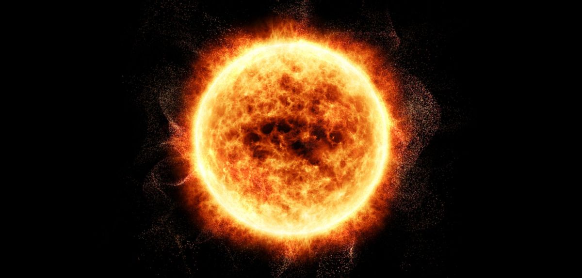Bild der Sonne vor schwarzem Hintergrund.