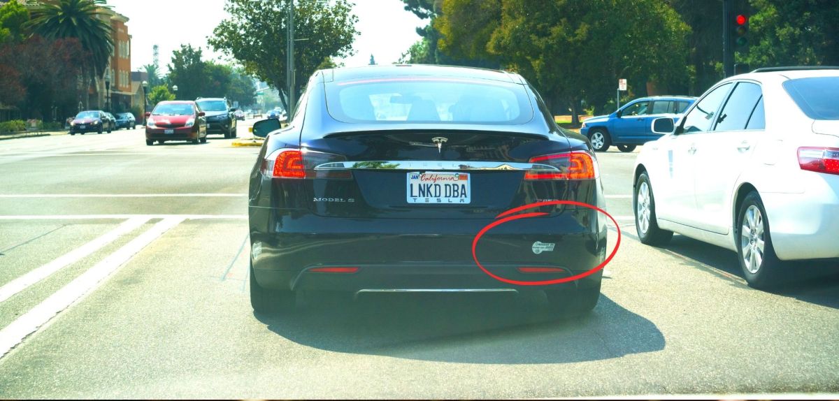 Tesla mit Aufkleber an einer Ampel