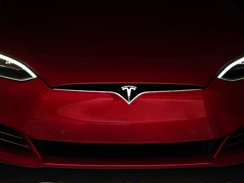 Frontansicht eines Tesla Model Y.