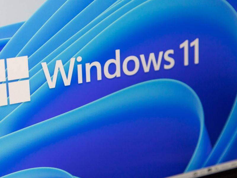 Windows 11 Logo auf einem Laptop