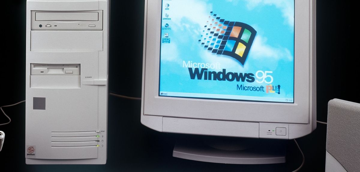 Ein alter Computer mit Windows 95.