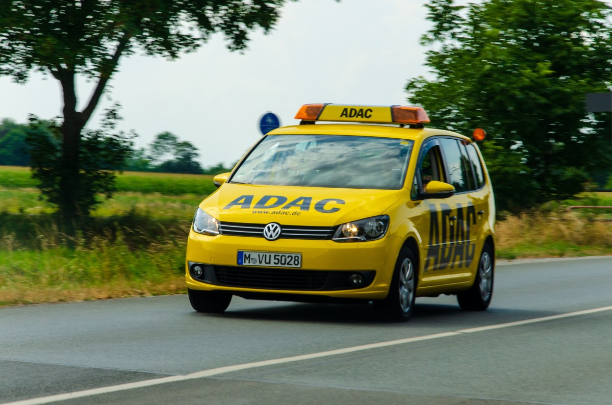 Gelbes Auto mit ADAC-Aufschrift