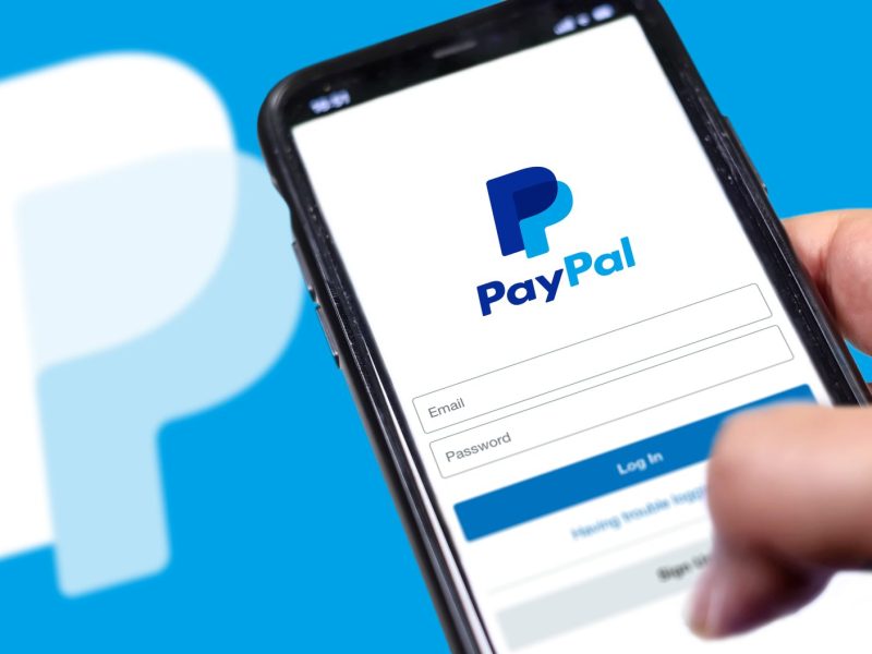 PayPal Logo und Usermaske auf Smartphone
