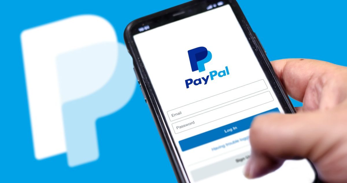 PayPal Logo und Usermaske auf Smartphone