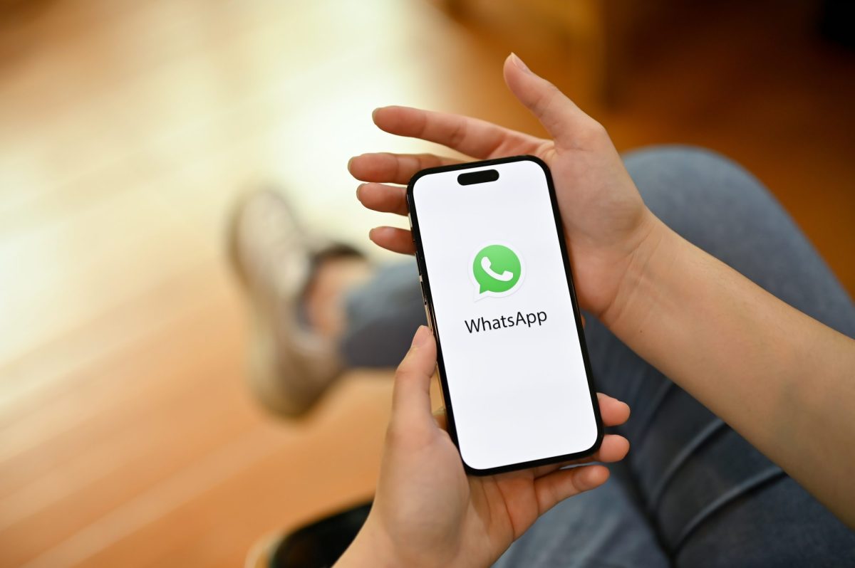 Das Whatsapp-Symbol ist auf einem Handy zu sehen