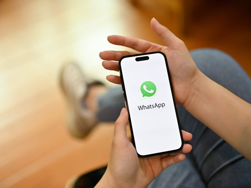 Das Whatsapp-Symbol ist auf einem Handy zu sehen