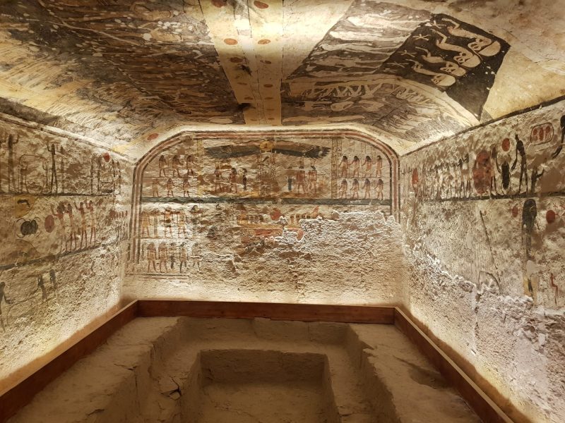 Eine Grabkammer mit Wandmalereien aus dem alten Ägypten