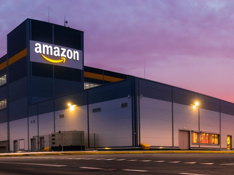 Bild eines Amazon Logistics Centers, aufgenommen in Polen, bei Sonnenuntergang