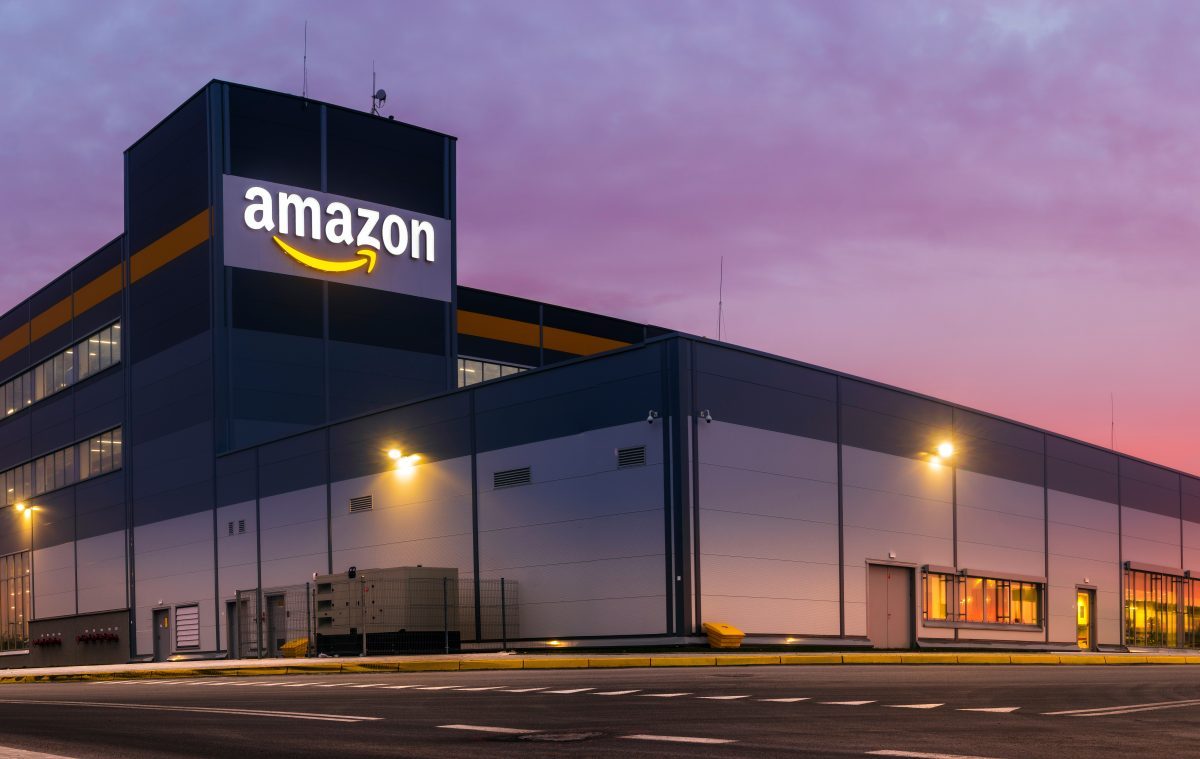 Bild eines Amazon Logistics Centers, aufgenommen in Polen, bei Sonnenuntergang