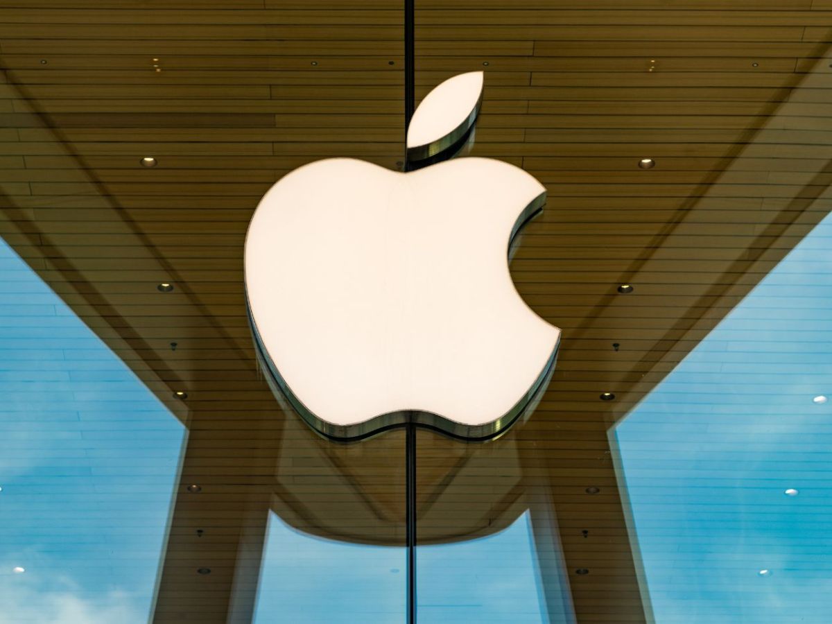 Apple-Logo an einem Apple-Store.