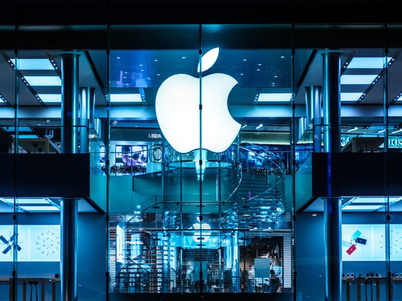 Apple-Unternehmensgebäude in der Nacht.
