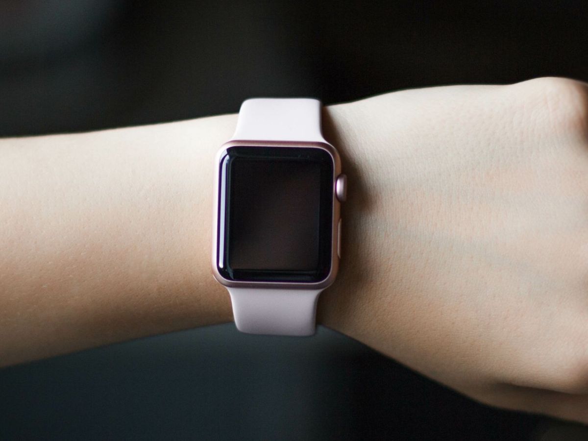 Eine Apple Watch an einem Handgelenk.