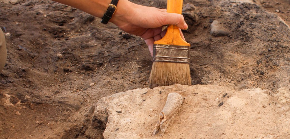 Person bei einer archäologischen Ausgrabung.