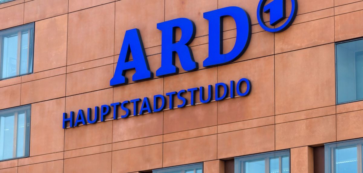 ARD-Logo an einer Gebäudefassade.