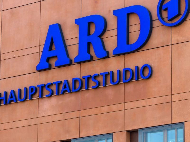 ARD-Logo an einer Gebäudefassade.