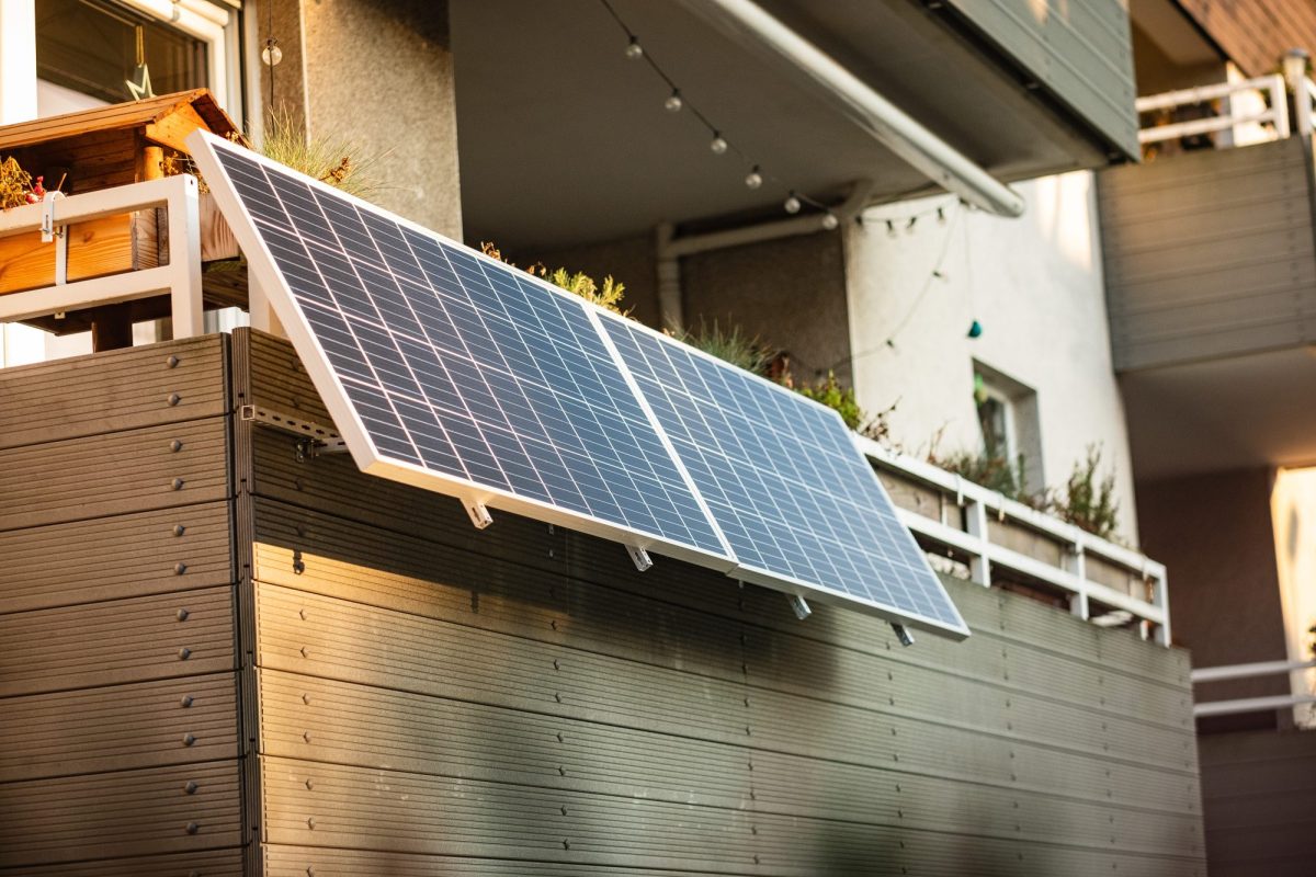 Zwei Solarpanele sind an einem Balkon montiert.