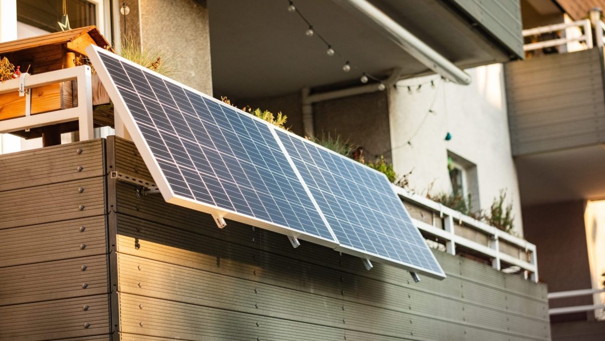 Zwei Solarpanele sind an einem Balkon montiert.
