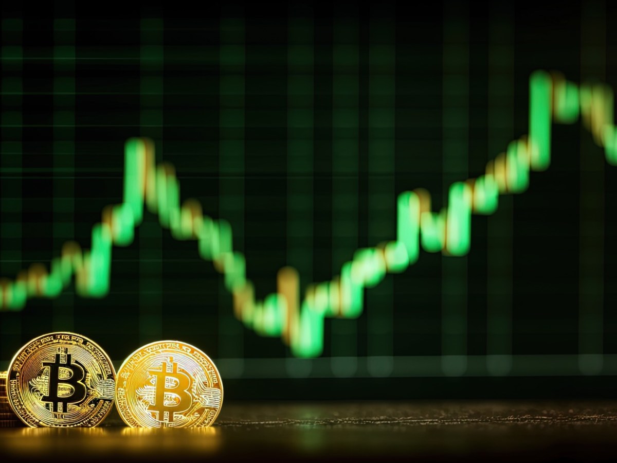 Bitcoin-Münzen vor einer steigenden Kurs-Kurve im Hintergrund