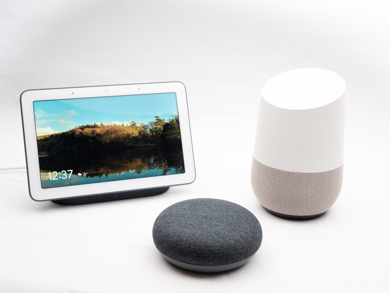 Ein Tablet verbindet sich mit zwei Google Cast Lautsprechern