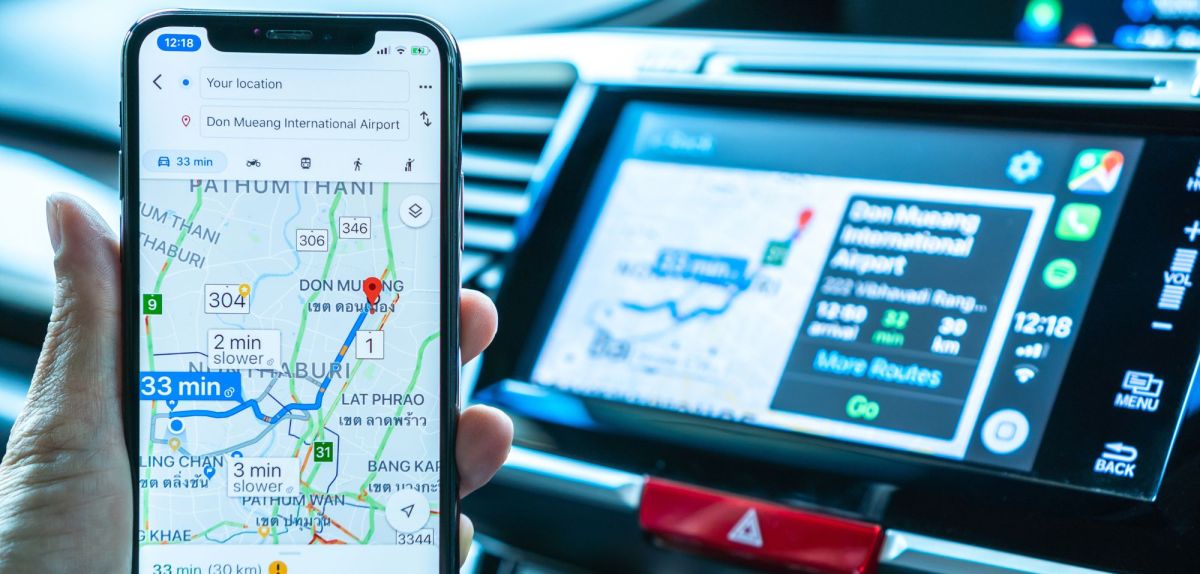 Google Maps auf dem Handy im Auto