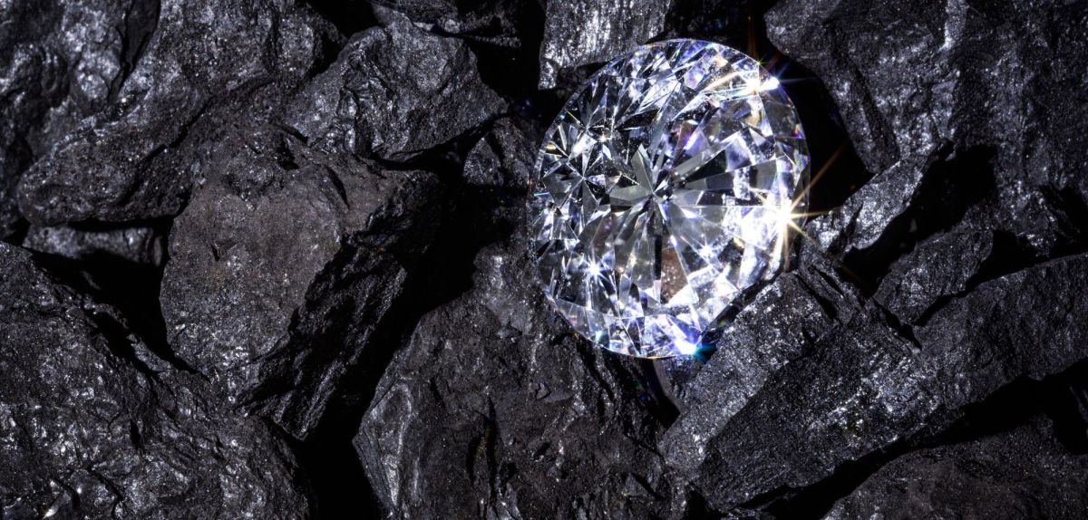 Diamant zwischen Kohlestücken