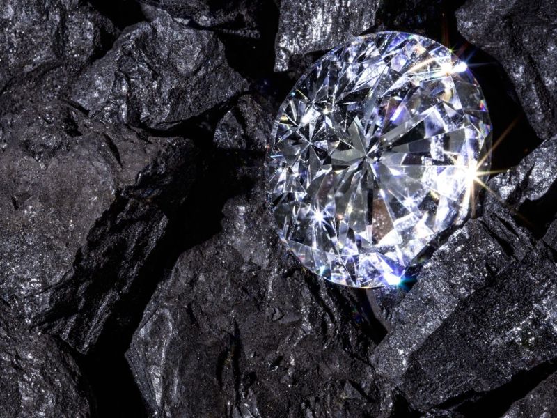 Diamant zwischen Kohlestücken