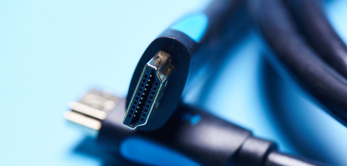 HDMI-Kabel mit blauem Hintergrund.