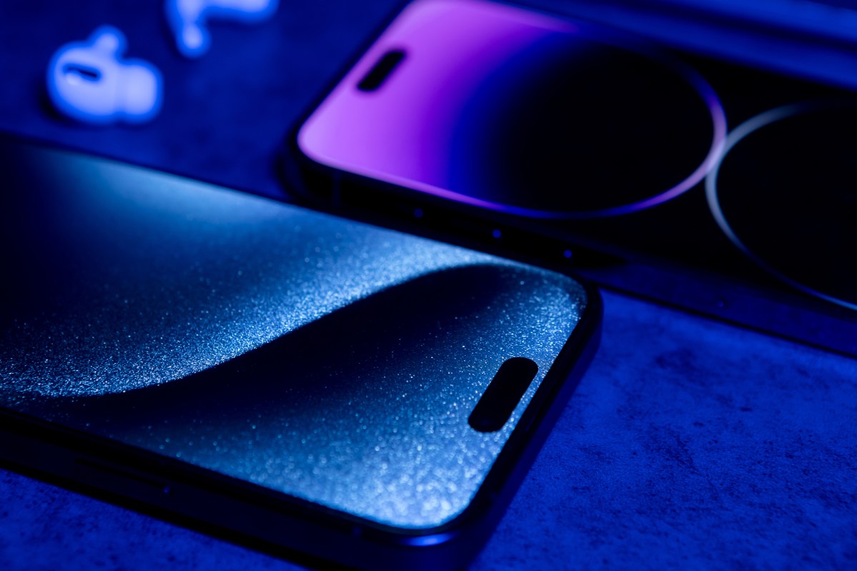iPhone 15 Pro und Pro Max in blauem Lich