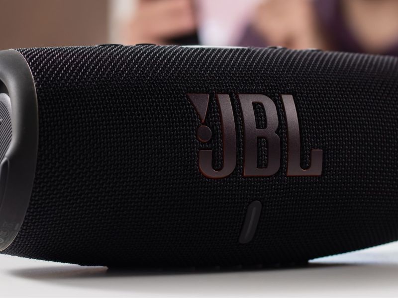 JBL Charge 5 auf einem Tischq