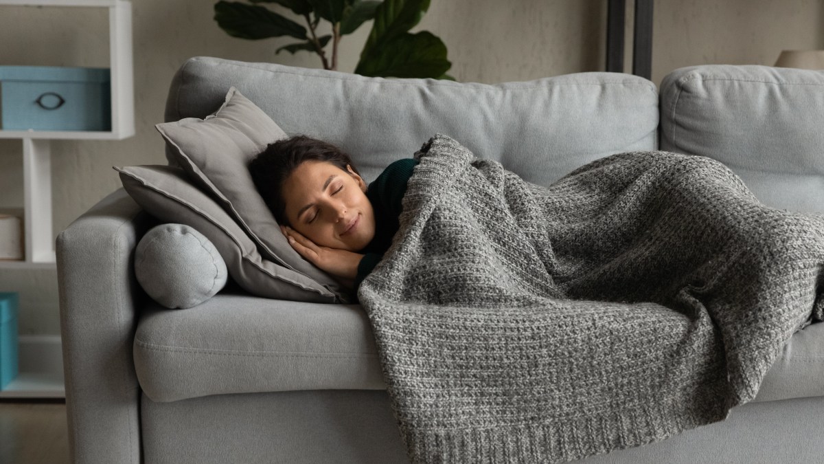 Frau macht ein Nickerchen auf dem Sofa