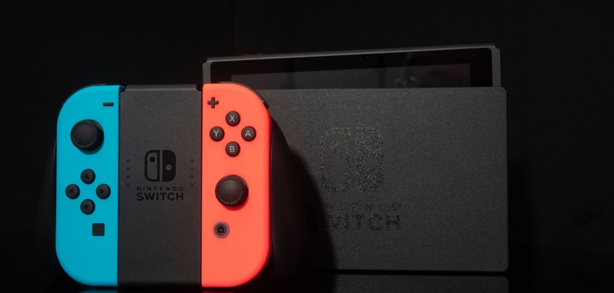 Nintendo Switch in einer Dockingstation und mit Joycon-Controllern.