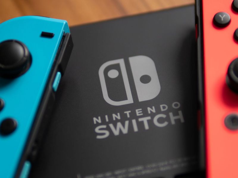 Die Nintendo Switch mitsamt zweier Joy-Con-Controller.