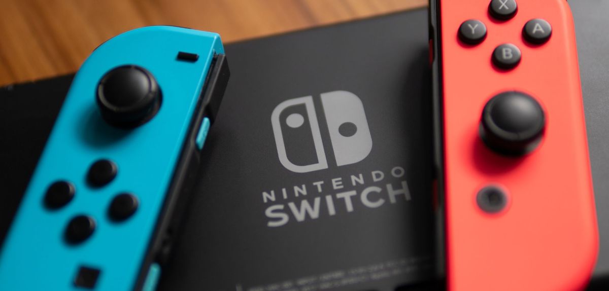 Die Nintendo Switch mitsamt zweier Joy-Con-Controller.