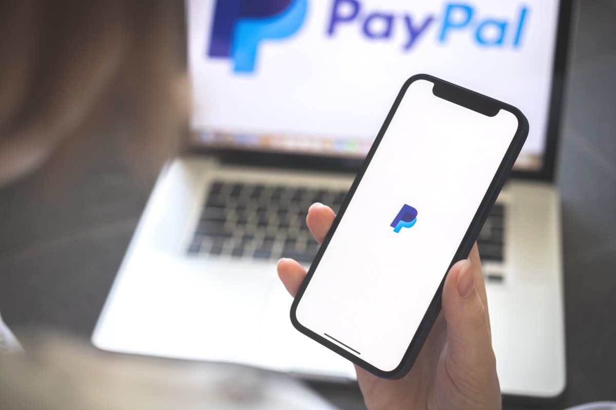Das PayPal-Logo erscheint auf Smartphone und Laptop