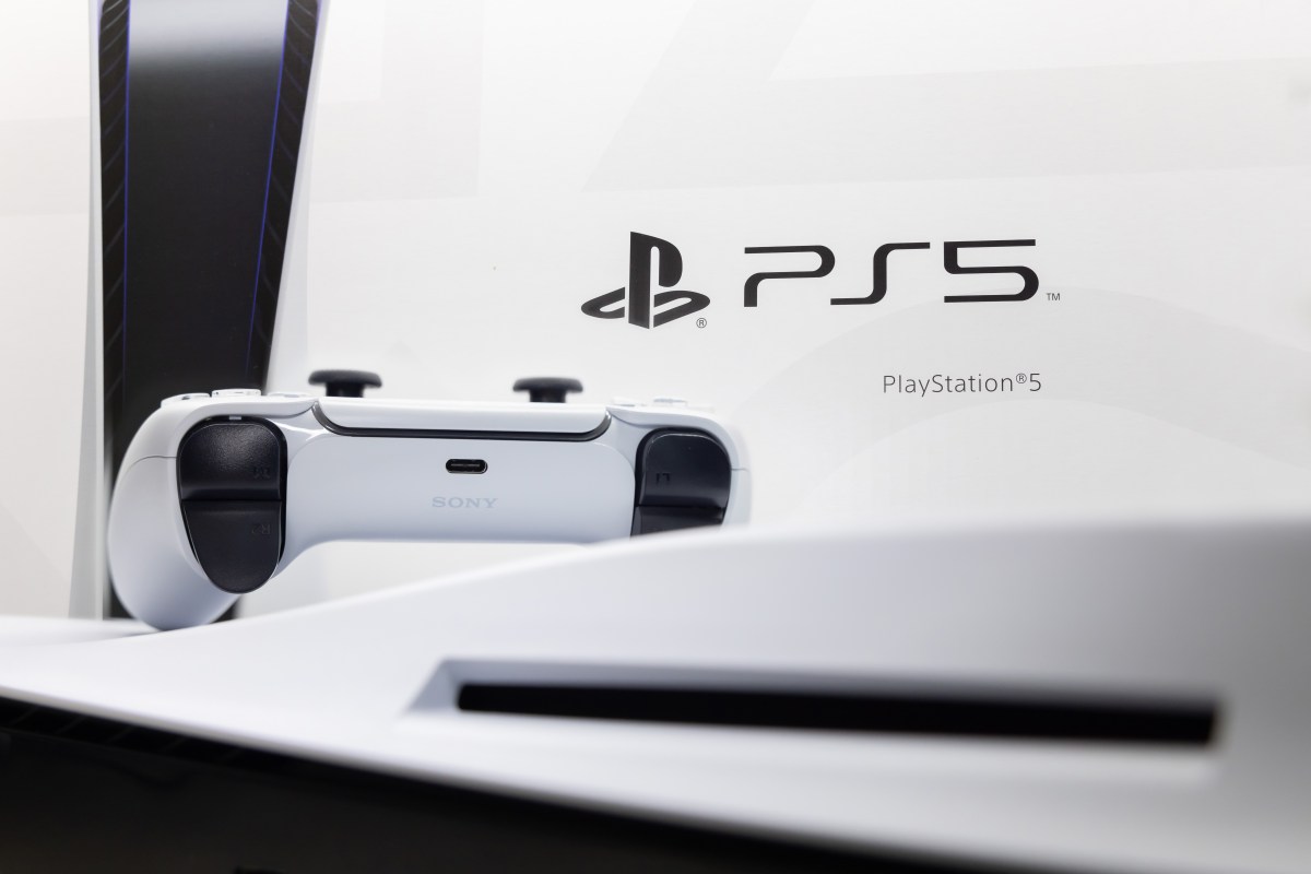 PlayStation 5 mit DualSense-Controller vor weißem Hintergrund