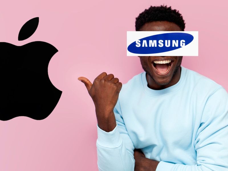 Mann, der Samsung darstellen soll, zeigt lachend auf Apple Logo