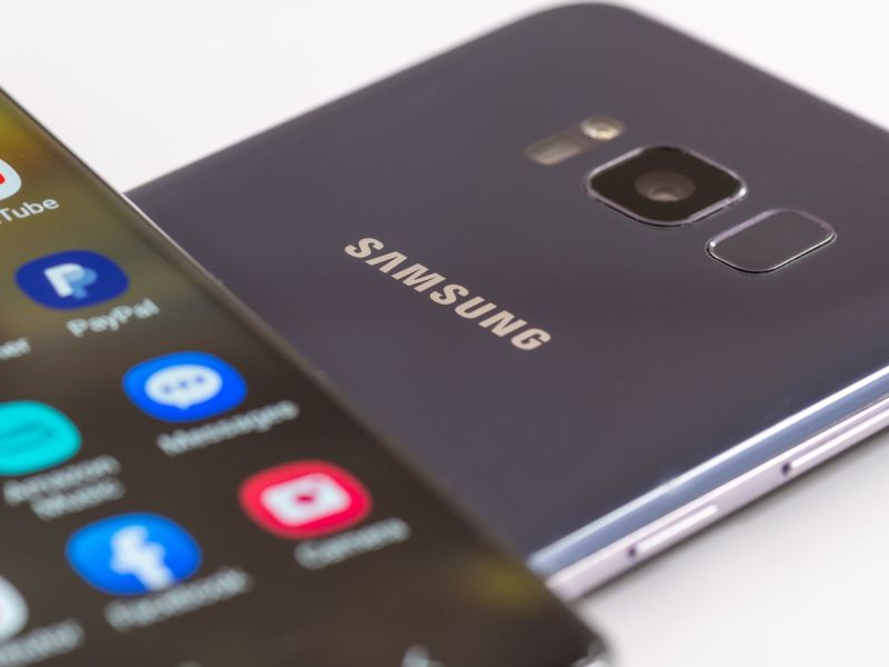 Samsung-Handys liegen übereinander