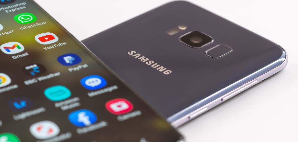 Samsung-Handys liegen übereinander