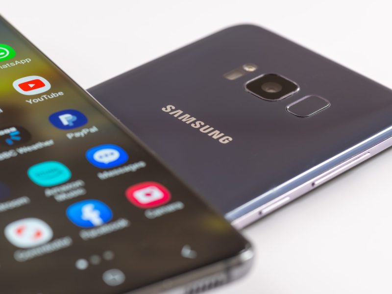 Vorder- und Rückansicht zweier Samsung Galaxy Smartphone