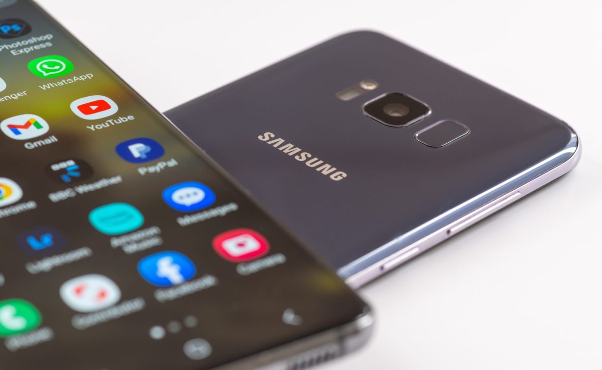 Vorder- und Rückansicht zweier Samsung Galaxy Smartphone