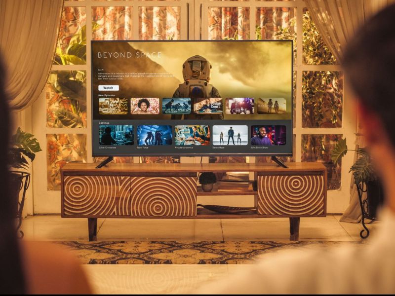 Paar streamt über Smart-TV-Apps