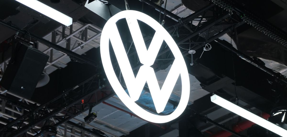 Erleuchtetes VW-Logo an einer Hallendecke.