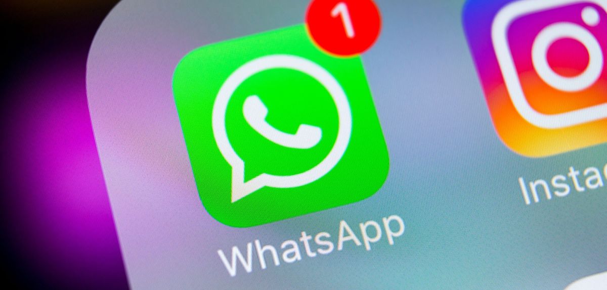 WhatsApp-Icon auf einem Bildschirm mit einer Benachrichtigung.