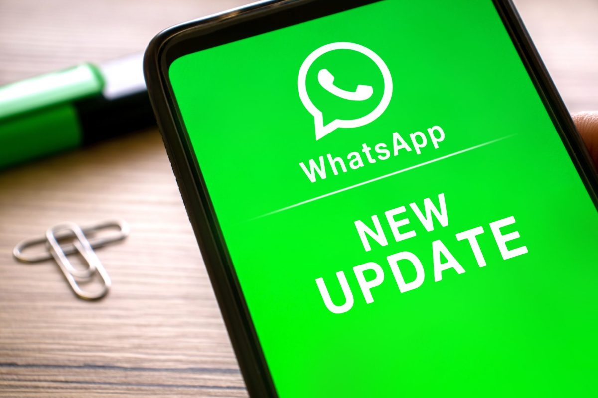 WhatsApp zeigt neues Update auf Handy Display