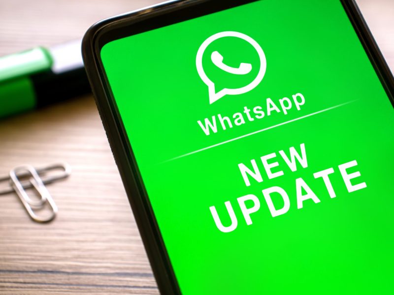 WhatsApp zeigt neues Update auf Handy Display