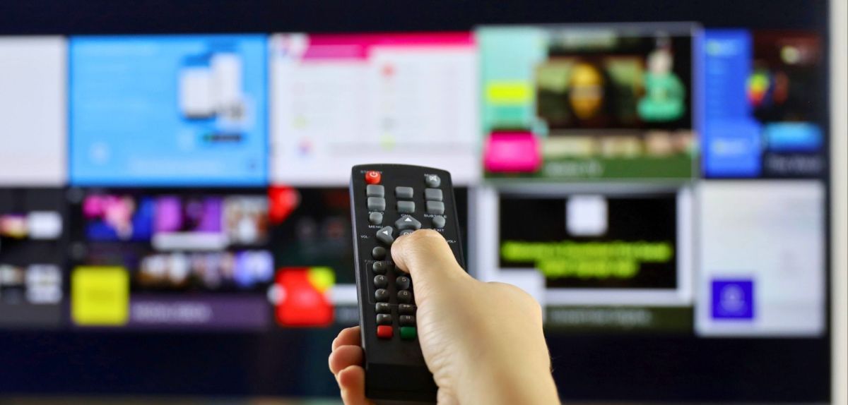Frau bedient Smart-TV-Apps
